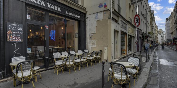 Tata Yaya, bar