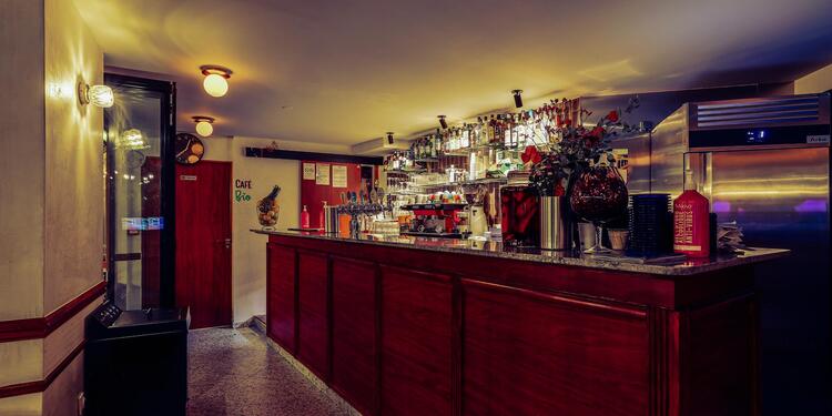 Les Nouveaux Sauvages Place de la Réunion, bar