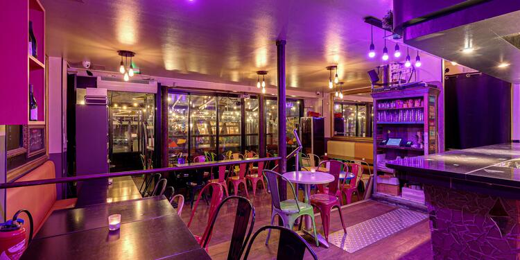 L'Artiste, bar