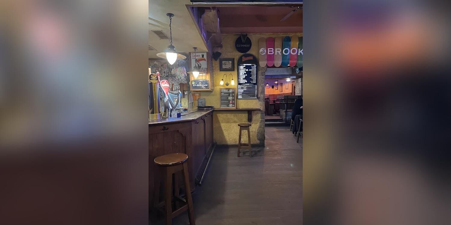 Finn Kelly's Irish Pub, bar