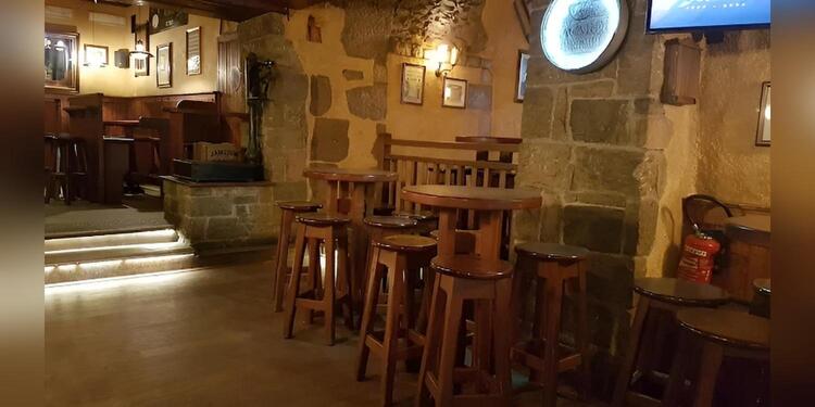 Finn Kelly's Irish Pub, bar