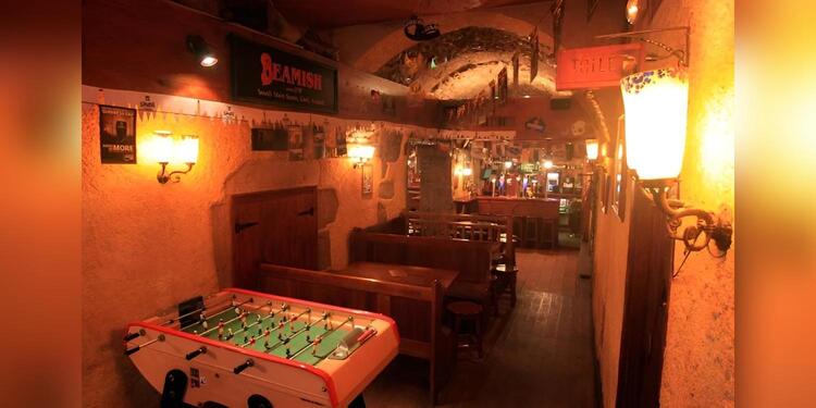 Finn Kelly's Irish Pub, bar