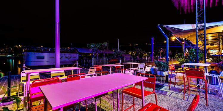 PLAT/FORM, bar