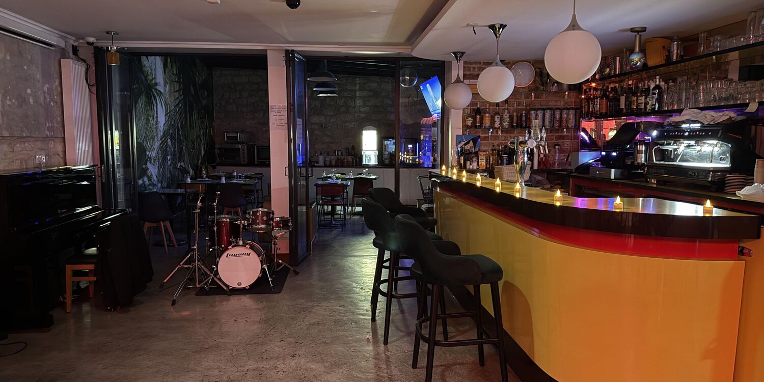 Les Belles Café, bar