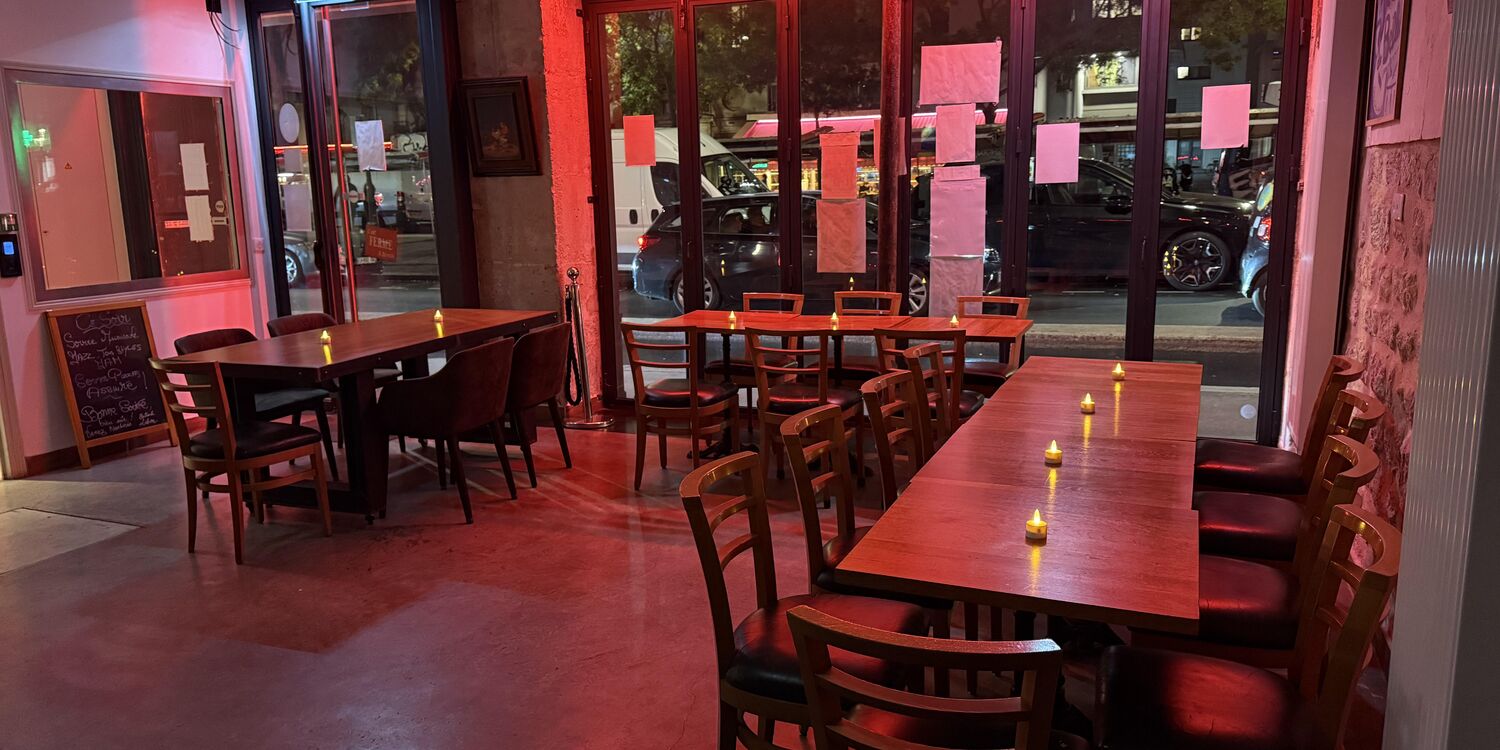 Les Belles Café, bar