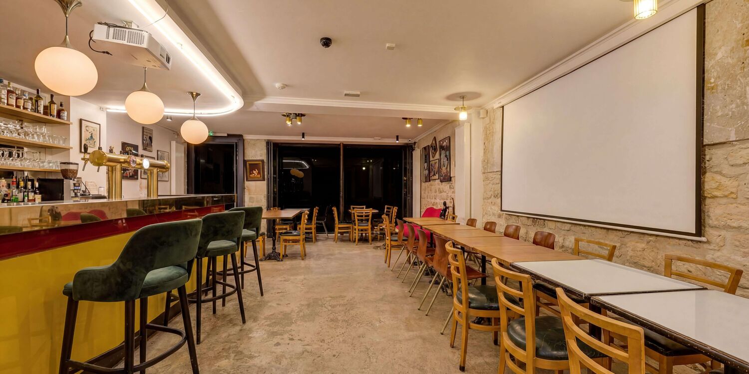 Les Belles Café, bar