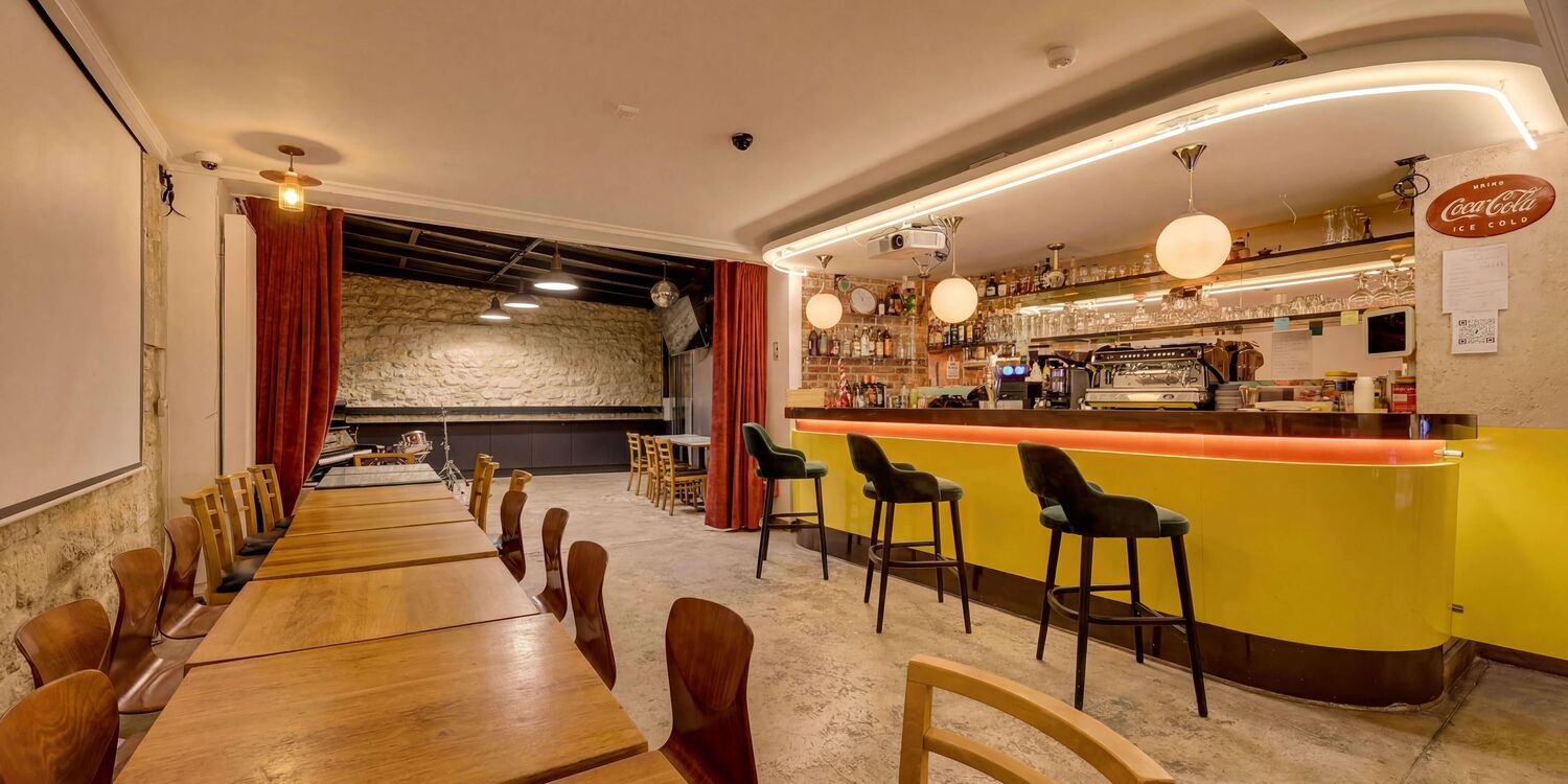 Les Belles Café, bar