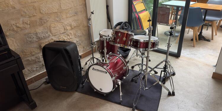 Les Belles Café, bar