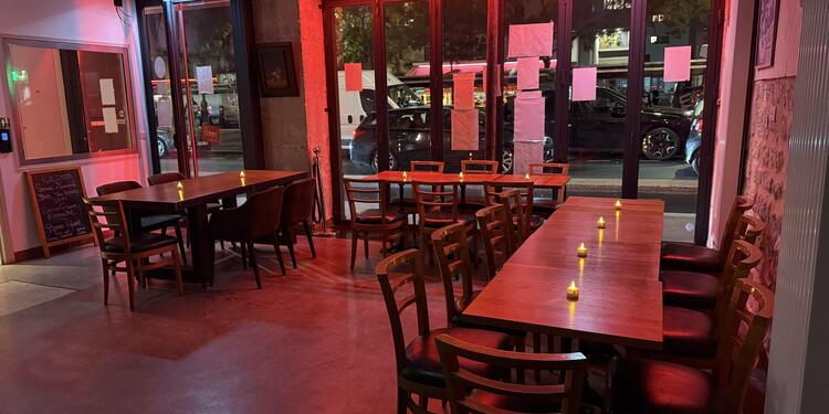 Les Belles Café, bar