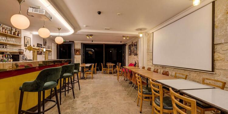 Les Belles Café, bar