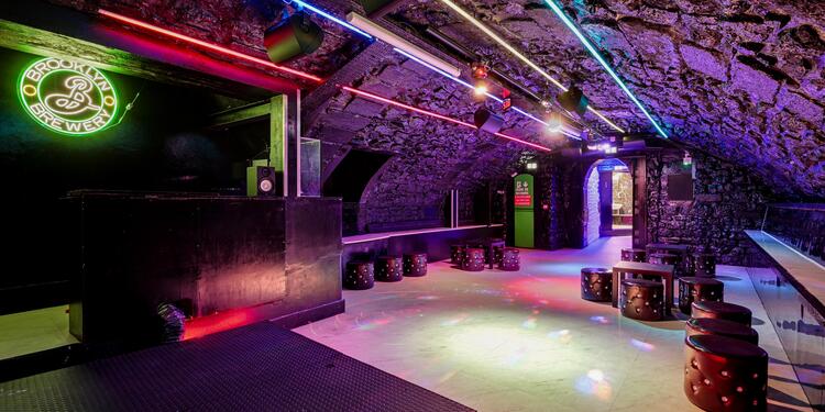 Merry Club, bar