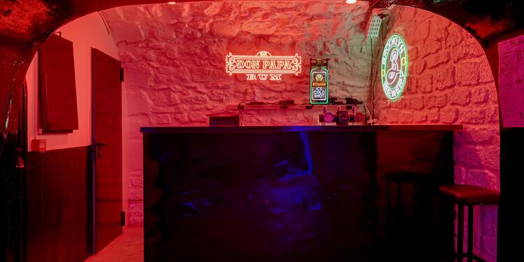 Merry Club, bar