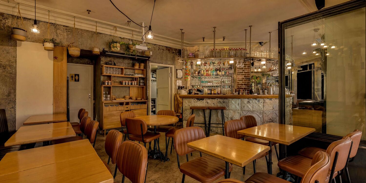 Loui's Corner, bar