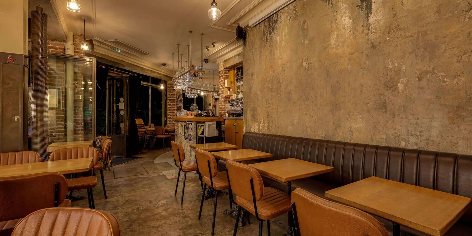 Loui's Corner, bar