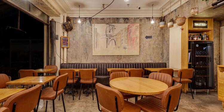 Loui's Corner, bar