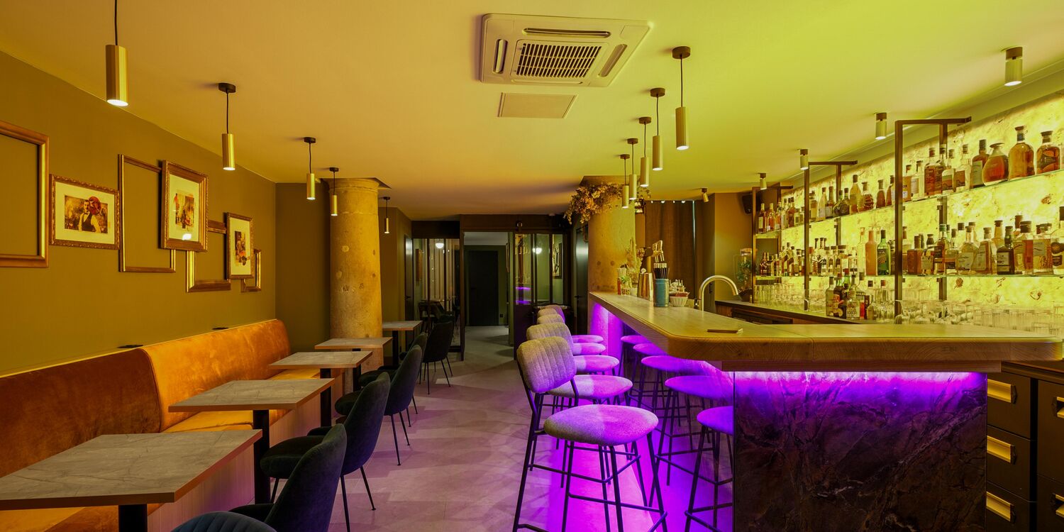 Les petits caprices, bar