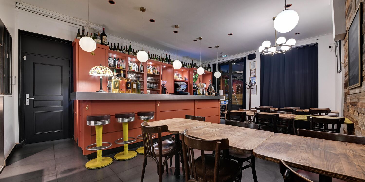 Oustal Restaurant, bar