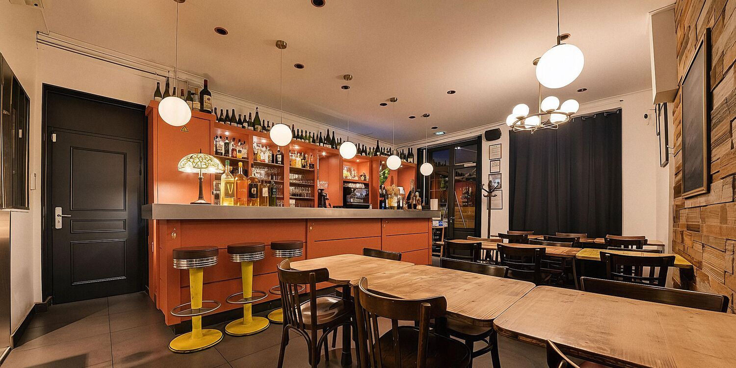 Oustal Restaurant, bar