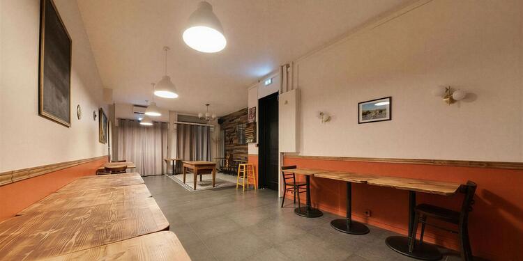 Oustal Restaurant, bar