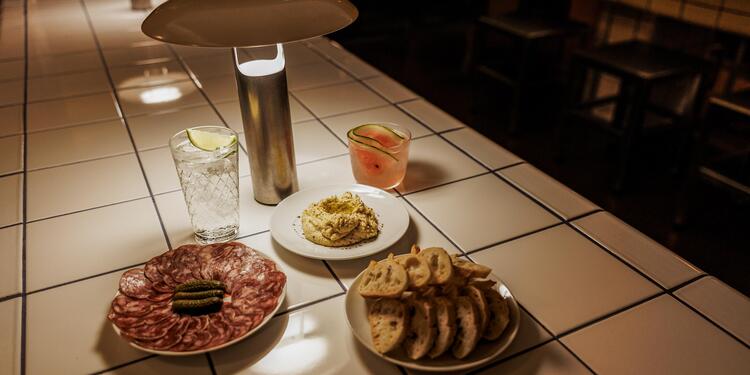 Buvette des Quais (Ex. Un Bar avec des Formes pour Nom 🟨🟧🟥🟪🟦🟩), bar