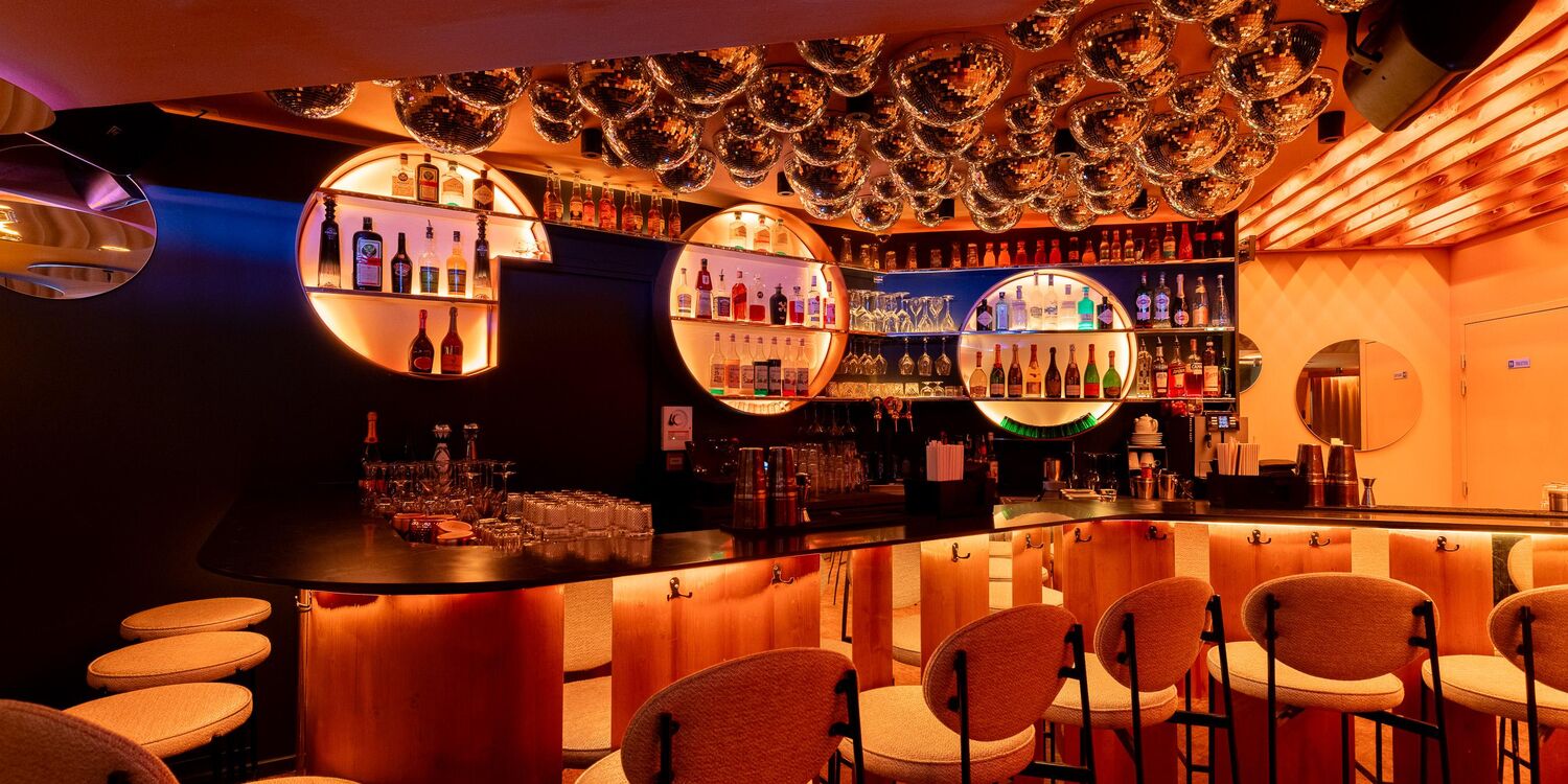 Universe, bar