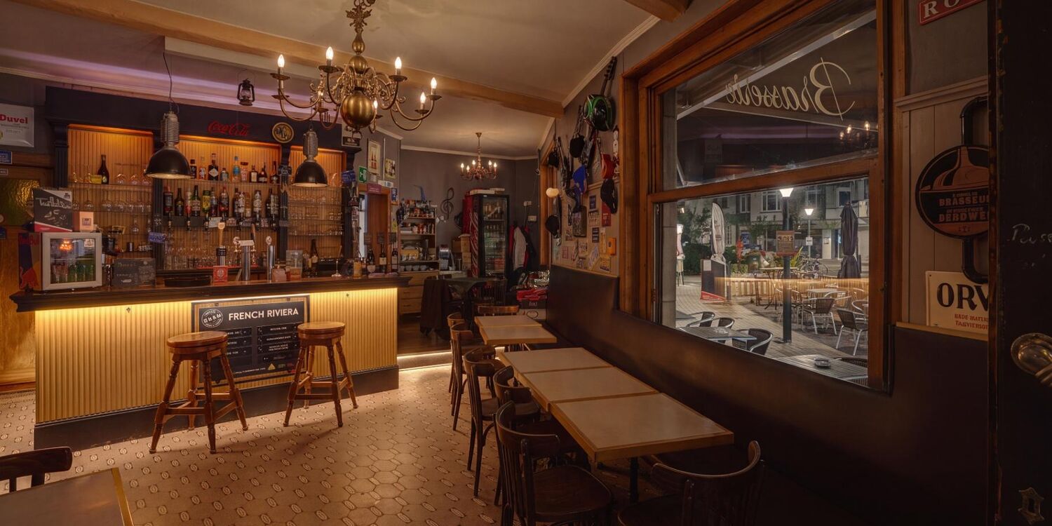 French Riviera, bar