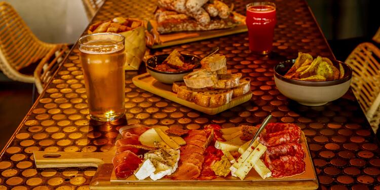 Hoppiness Craft Beer, bar