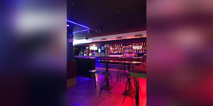 Weekend, bar