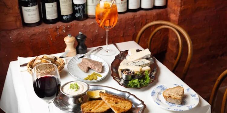 Biche Restaurant, bar