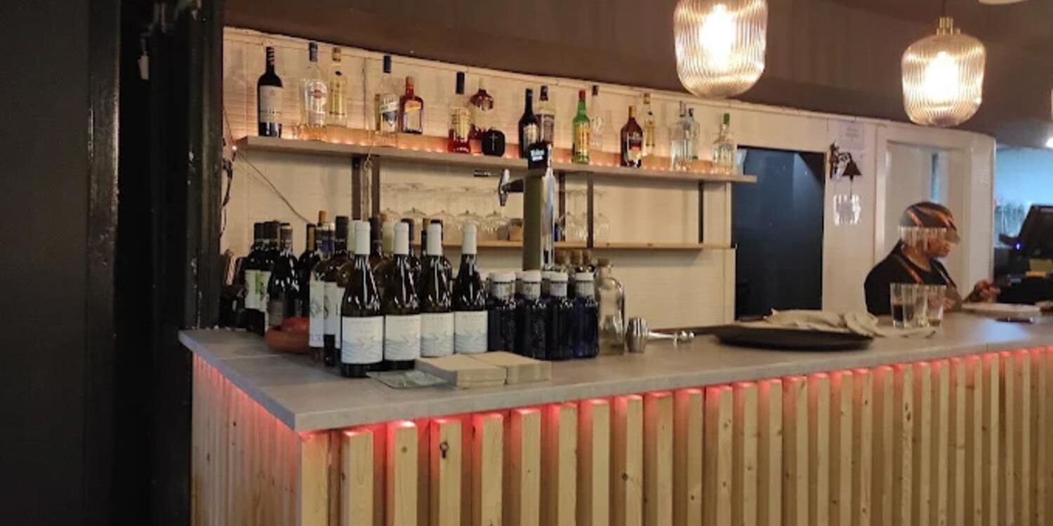 Bar Tremendo, bar