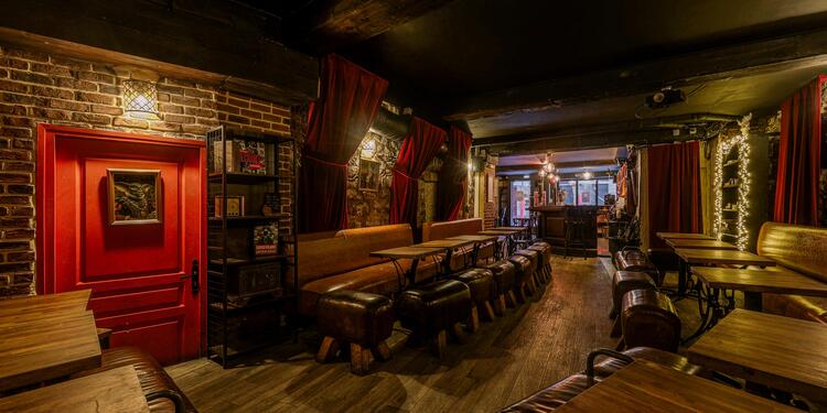 Baddies Bar, bar