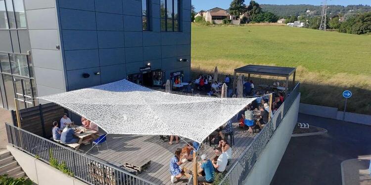 V and B Limonest, bar