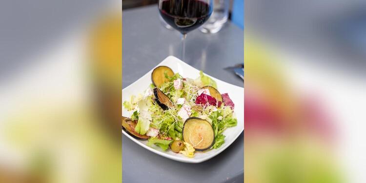 Farah's Kitchen, bar