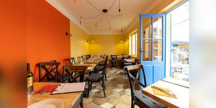 Farah's Kitchen, bar