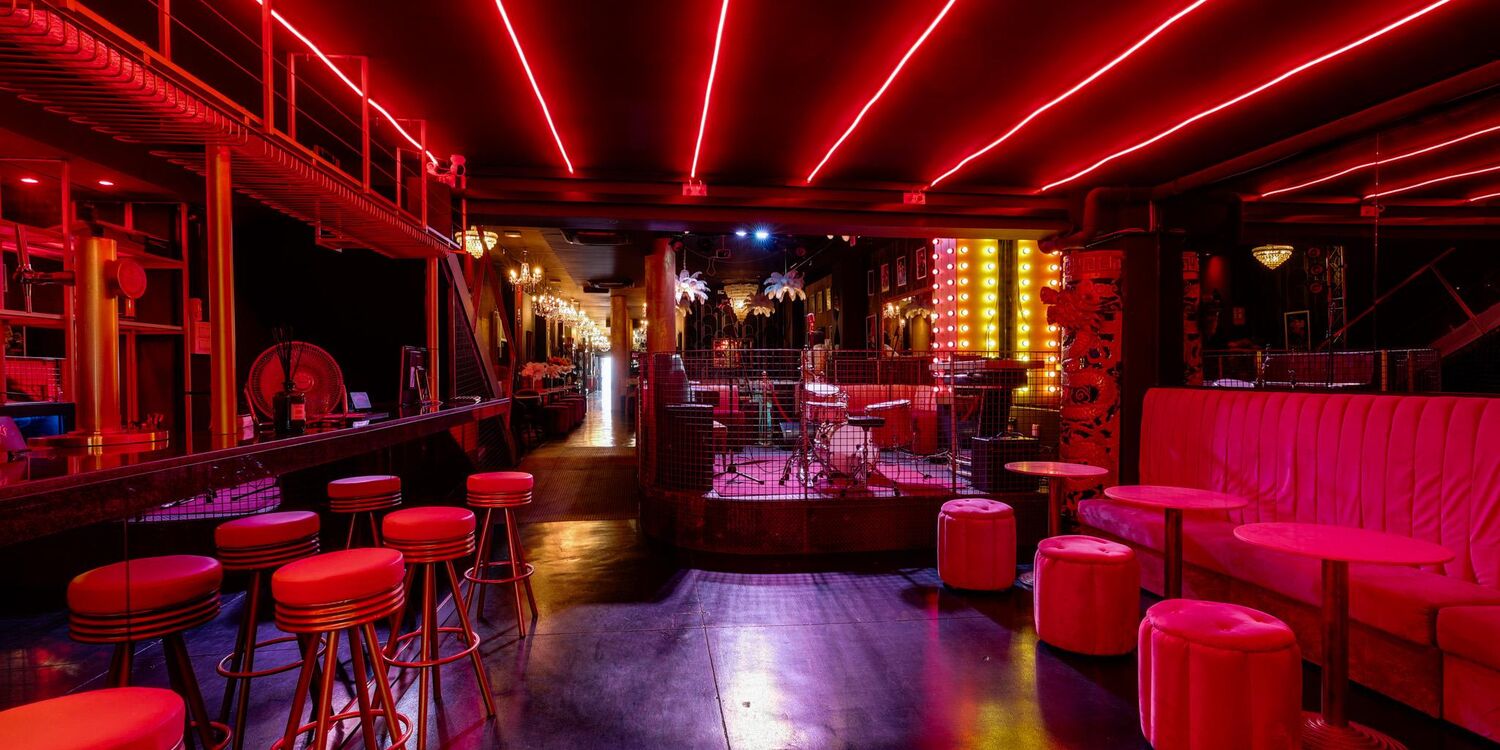 Charlzz, bar