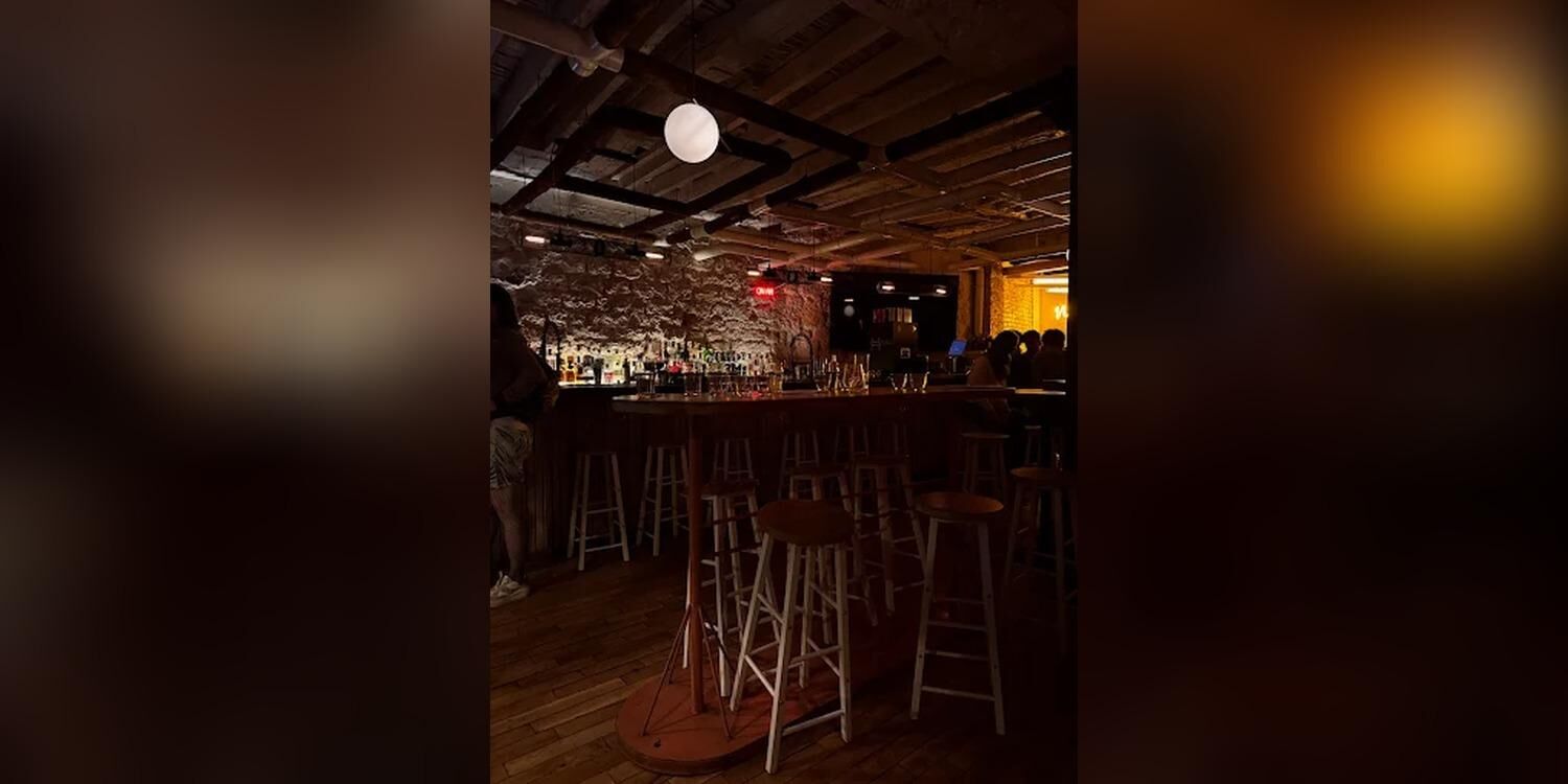 Les Trois Maladroits, bar