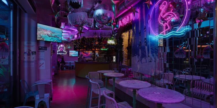 Miami Boulevard, bar