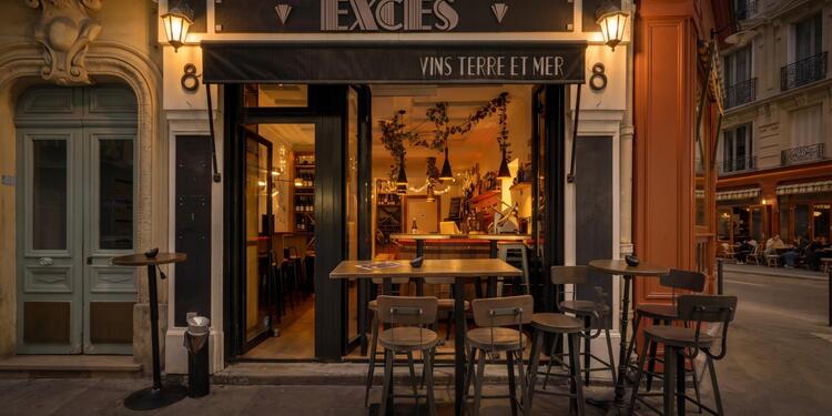 Excès, bar