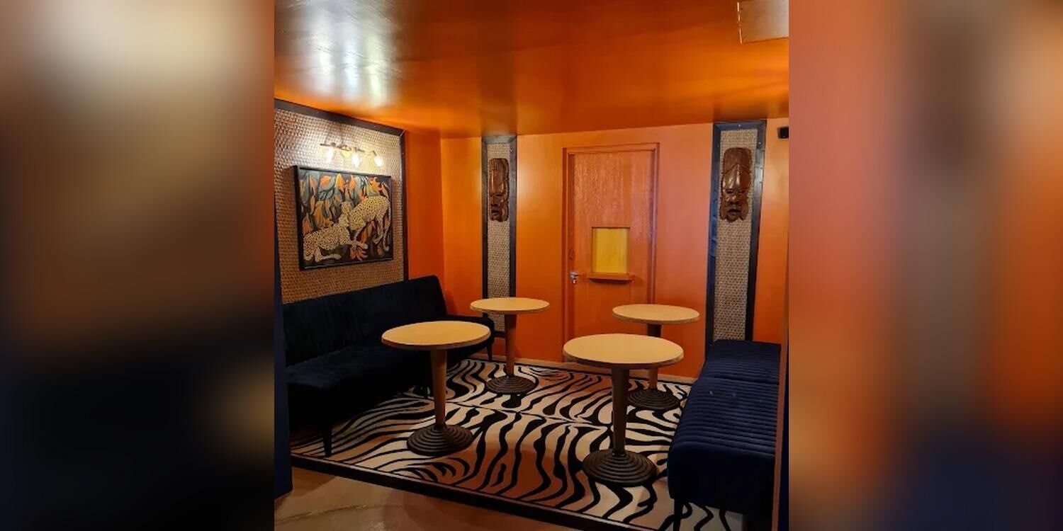 Ménage à Trois, bar