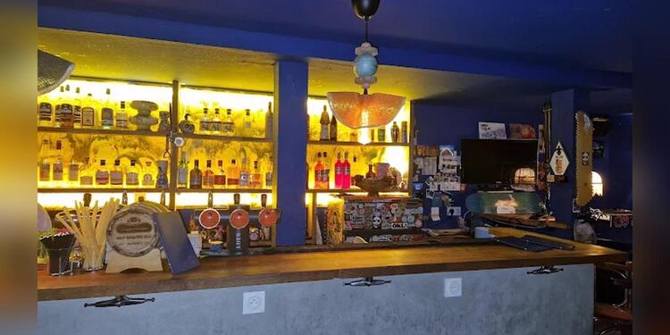 Ménage à Trois, bar