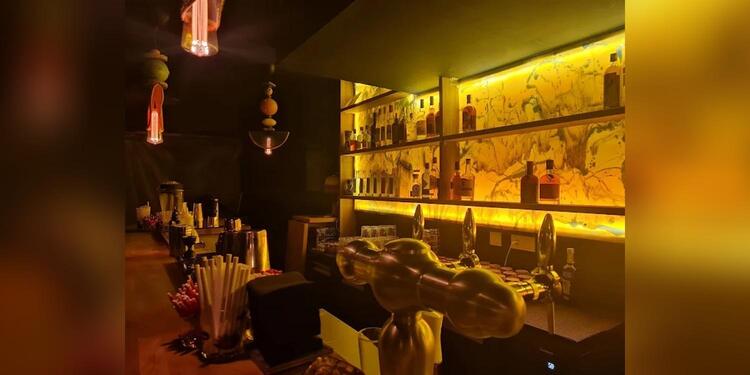 Ménage à Trois, bar