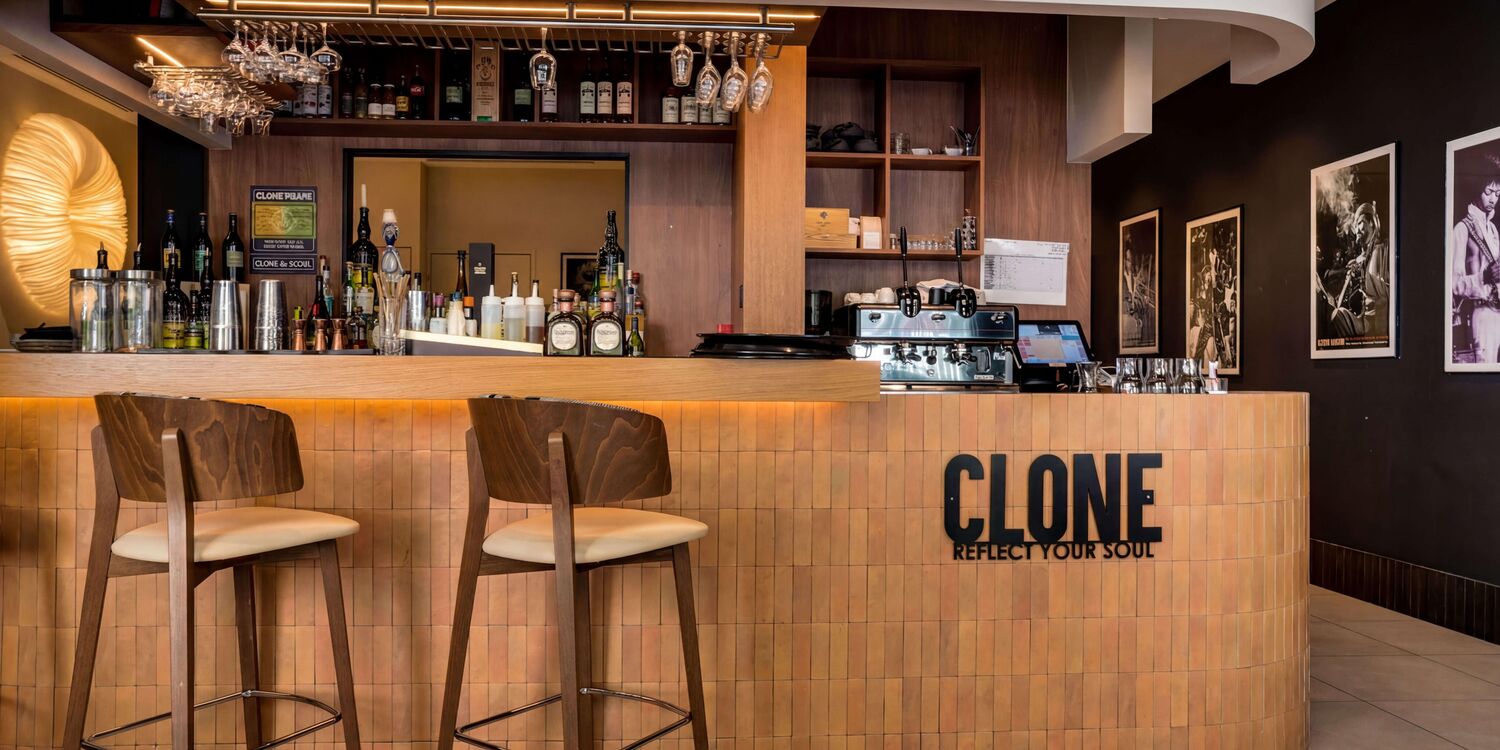 Chez les Clones, bar