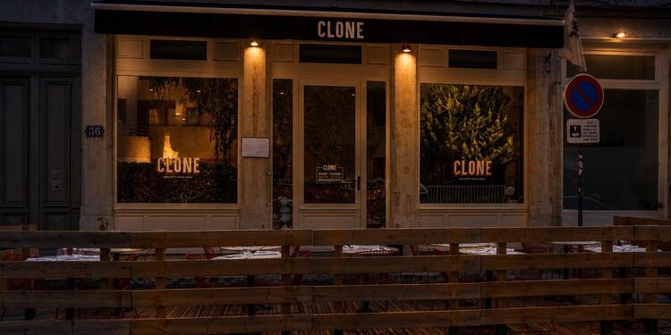 Chez les Clones, bar
