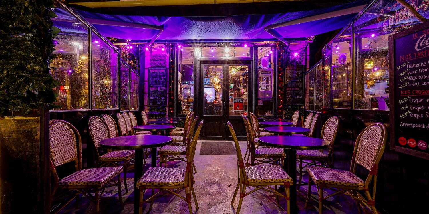 Soleil levant, bar