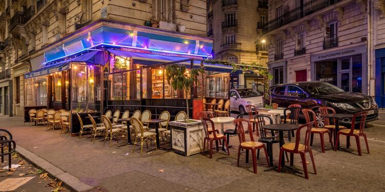 Soleil levant, bar