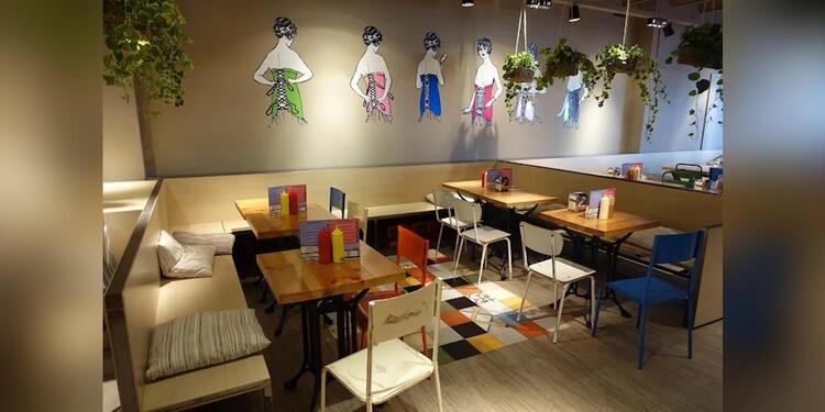 La Burguesa Group, bar