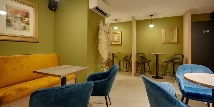 Les petits caprices, bar