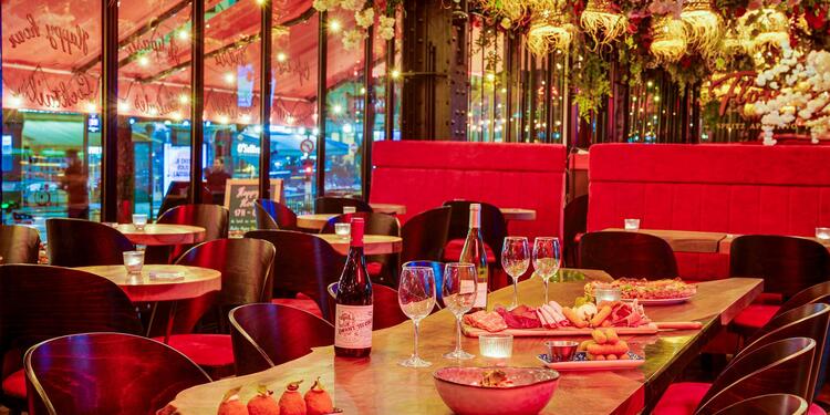 Brasserie Flora, bar