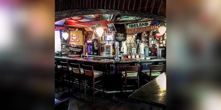 The Red Lion in Aubagne, bar