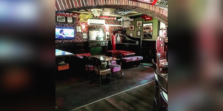 The Red Lion in Aubagne, bar